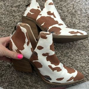 ARIDER GIRL cow print booties! Size 7